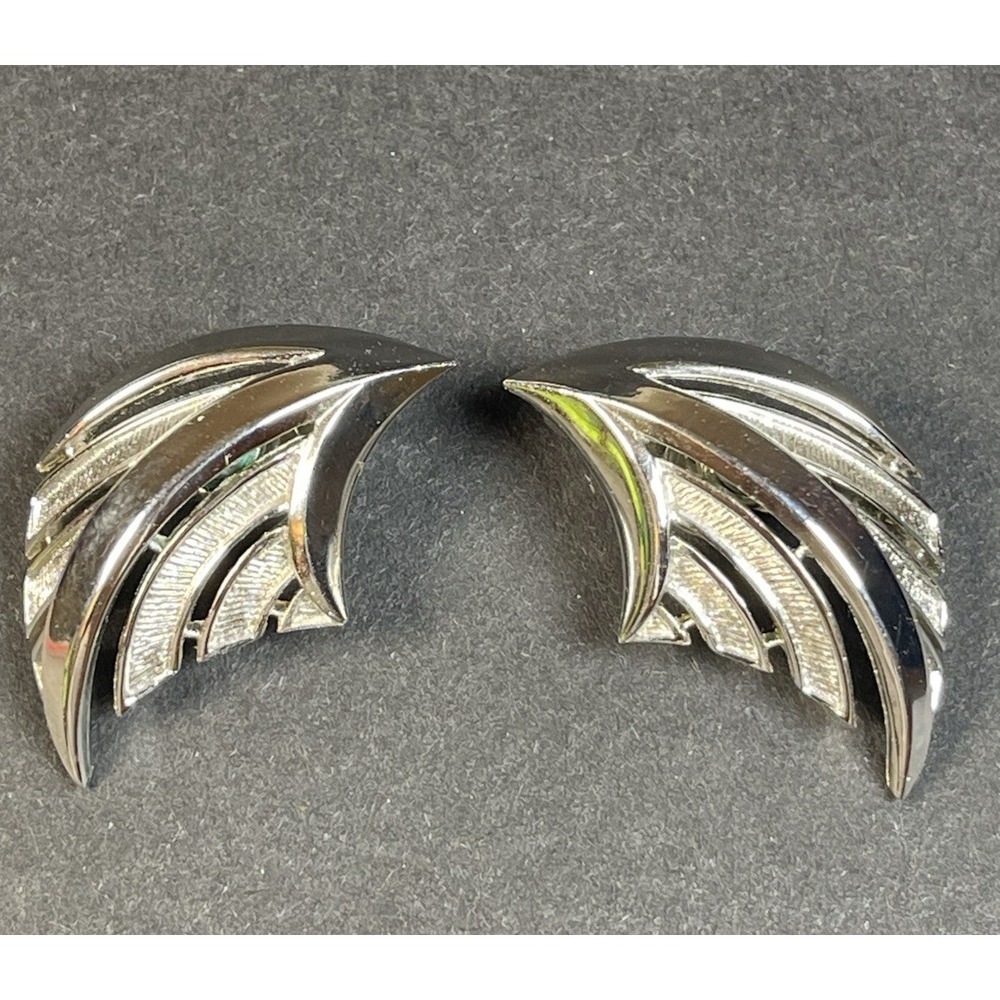 VTG‎ Crown Trifari Silver Fan Earrings Clip On Signed Textured 35mm EUC